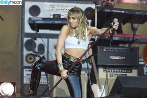 Miley Cyrus / MileyCyrus nude photo #4324