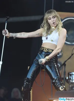 Miley Cyrus / MileyCyrus nude photo #4325