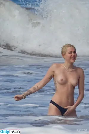 Miley Cyrus / MileyCyrus nude photo #4477