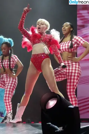 Miley Cyrus / MileyCyrus nude photo #4612