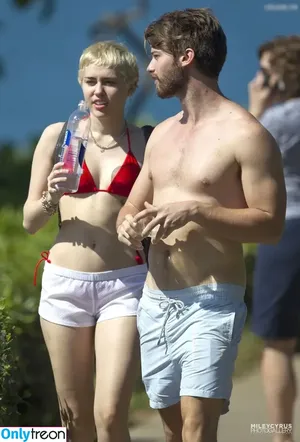 Miley Cyrus / MileyCyrus nude photo #4621