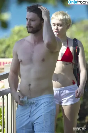Miley Cyrus / MileyCyrus nude photo #4622
