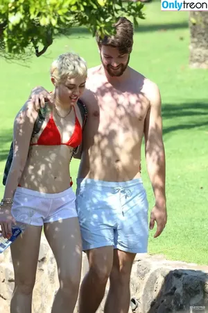 Miley Cyrus / MileyCyrus nude photo #4627