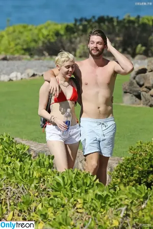 Miley Cyrus / MileyCyrus nude photo #4628