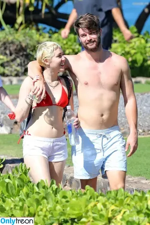 Miley Cyrus / MileyCyrus nude photo #4630