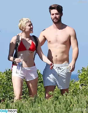 Miley Cyrus / MileyCyrus nude photo #4632
