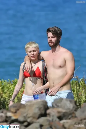 Miley Cyrus / MileyCyrus nude photo #4635
