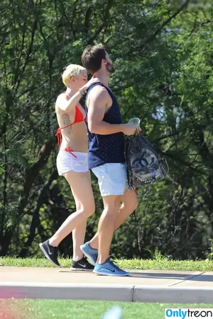 Miley Cyrus / MileyCyrus nude photo #4639