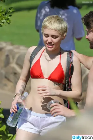 Miley Cyrus / MileyCyrus nude photo #4647
