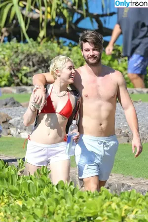 Miley Cyrus / MileyCyrus nude photo #4655