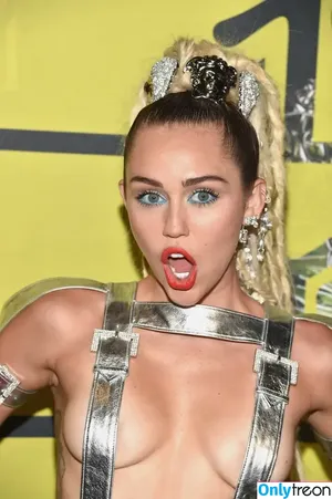 Miley Cyrus / MileyCyrus nude photo #4700