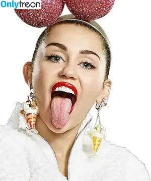 Miley Cyrus / MileyCyrus nude photo #4701