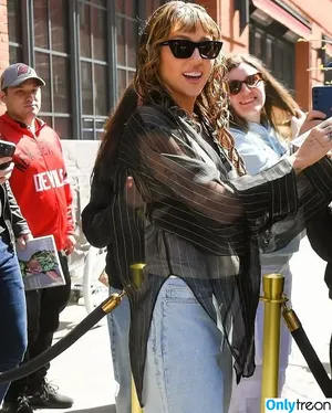 Miley Cyrus / MileyCyrus nude photo #4727