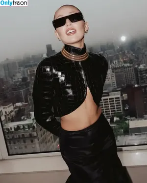 Miley Cyrus / MileyCyrus nude photo #4825