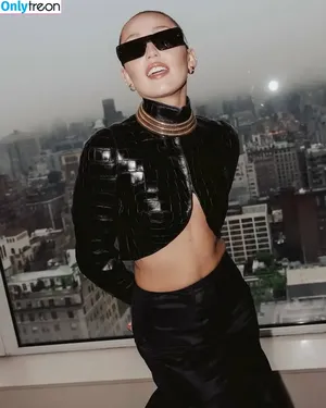 Miley Cyrus / MileyCyrus nude photo #4831