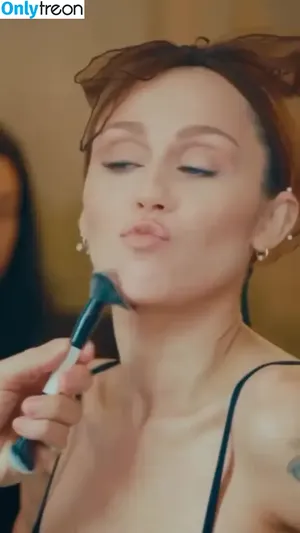 Miley Cyrus / MileyCyrus nude photo #4859