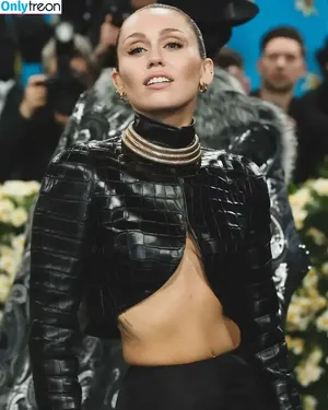 Miley Cyrus / MileyCyrus nude photo #4903