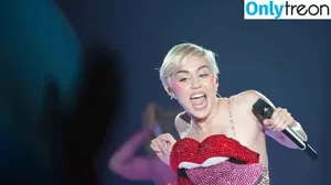 Miley Cyrus / MileyCyrus nude photo #4981
