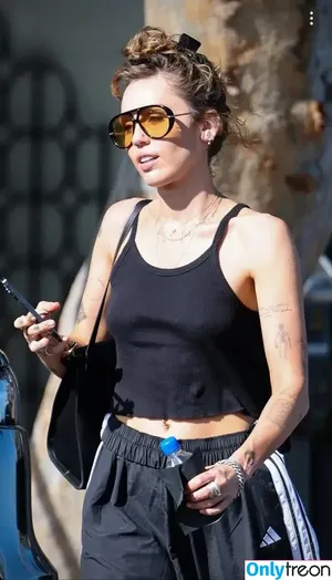 Miley Cyrus / MileyCyrus nude photo #4988