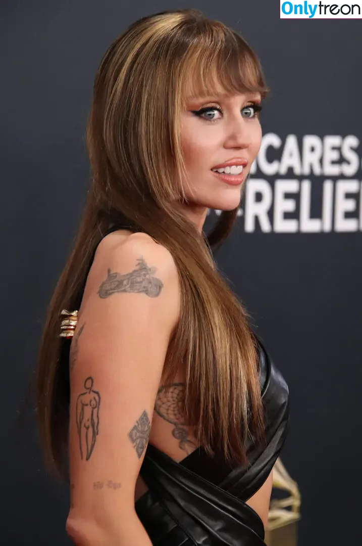 Miley Cyrus nude photo #4046 (MileyCyrus)