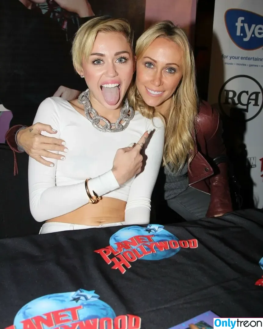 Miley Cyrus nude photo #4060 (MileyCyrus)