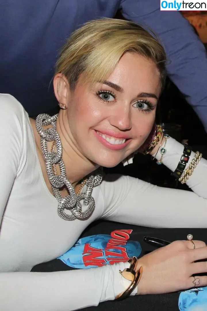 Miley Cyrus nude photo #4069 (MileyCyrus)