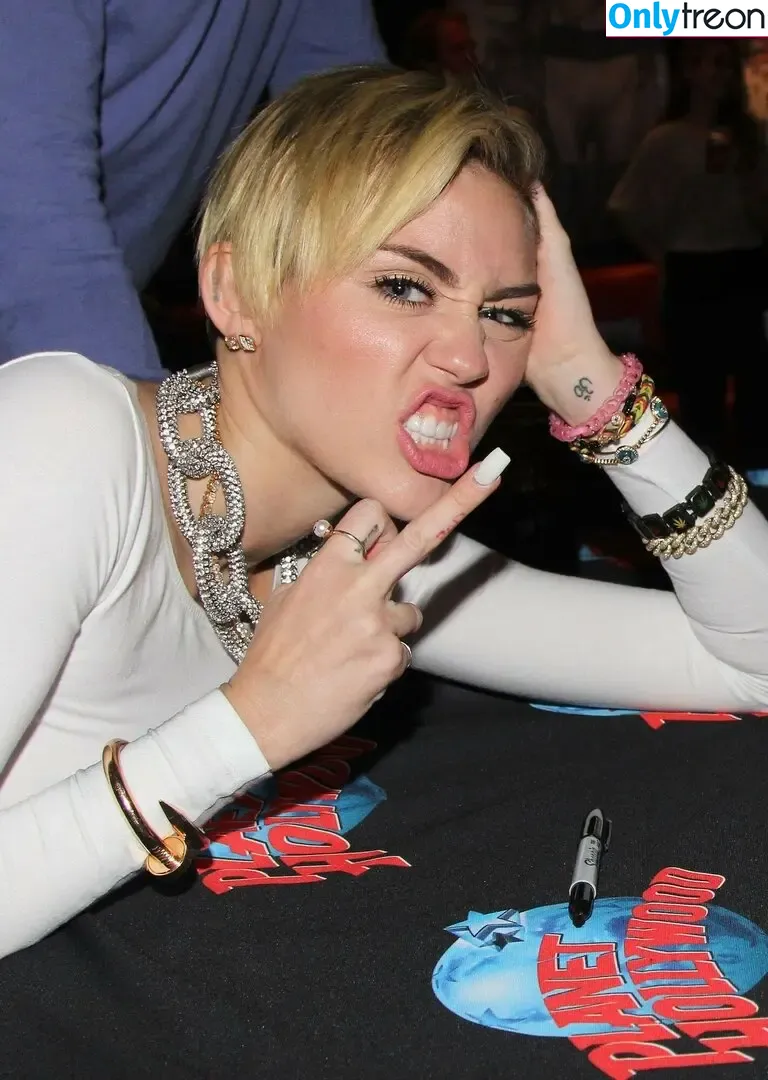 Miley Cyrus nude photo #4080 (MileyCyrus)