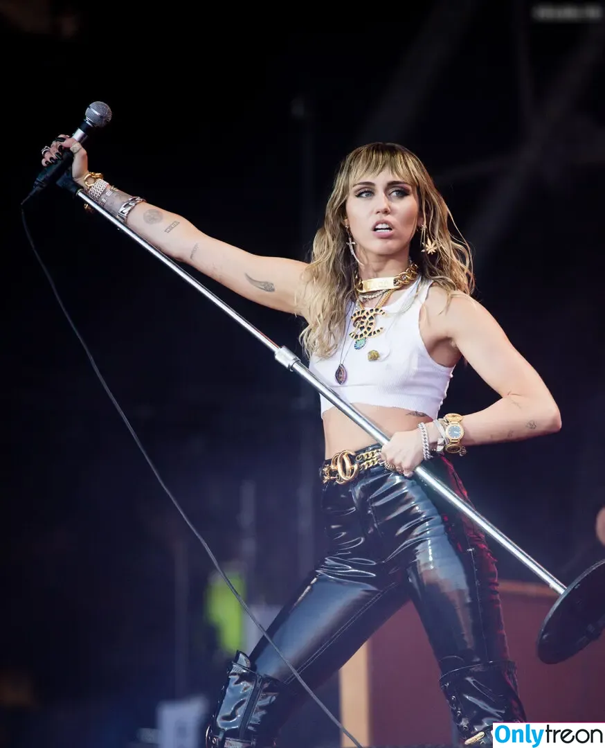 Miley Cyrus nude photo #4318 (MileyCyrus)