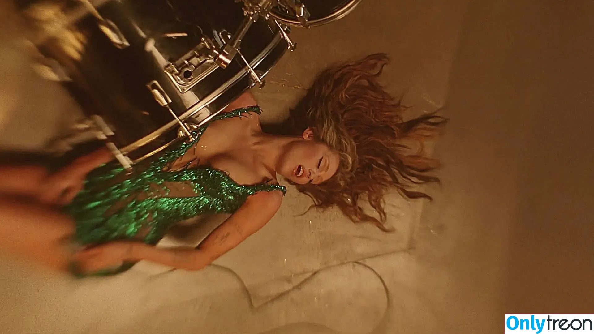 Miley Cyrus nude photo #4393 (MileyCyrus)