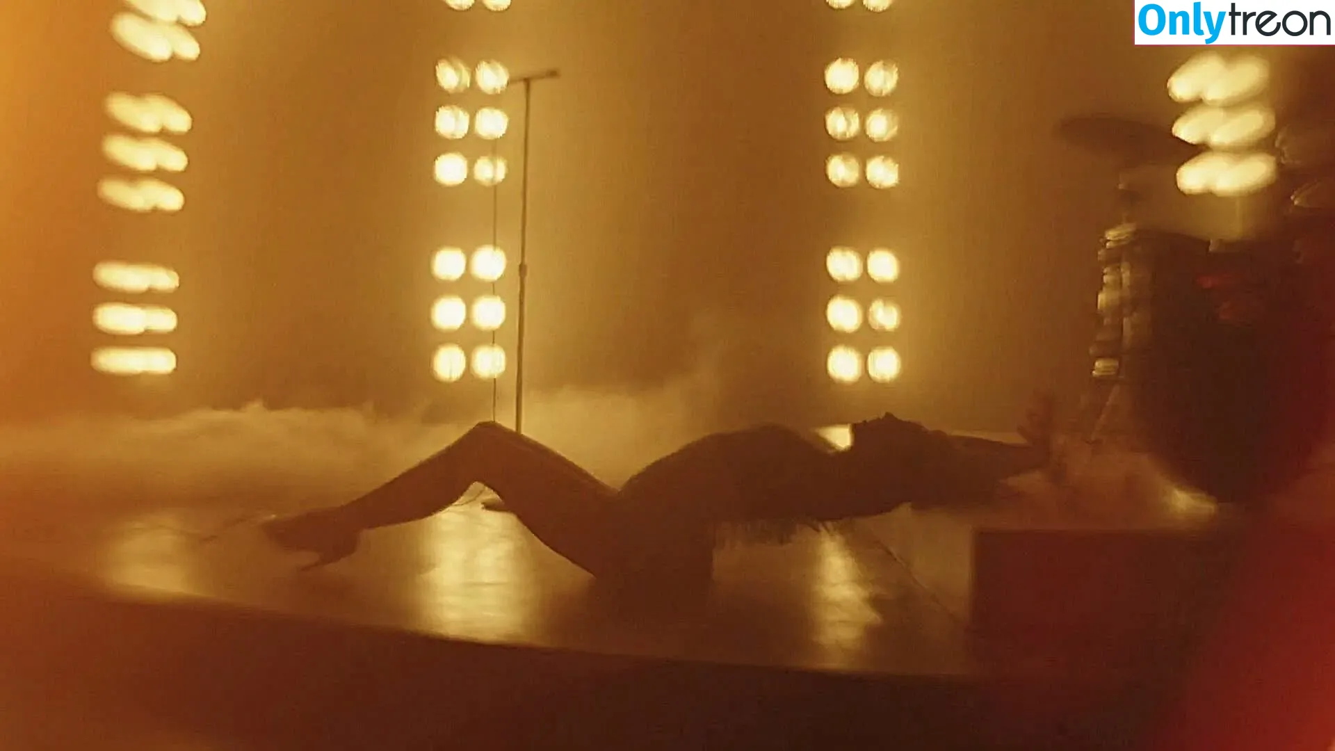 Miley Cyrus nude photo #4395 (MileyCyrus)