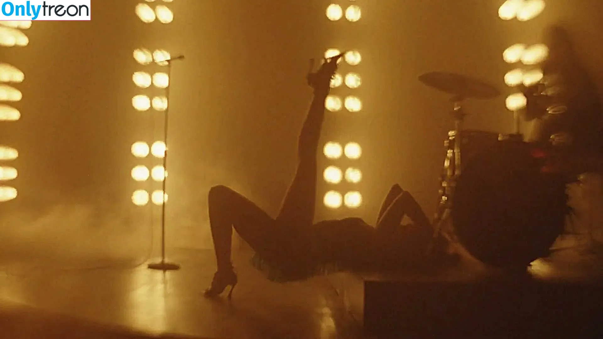 Miley Cyrus nude photo #4396 (MileyCyrus)