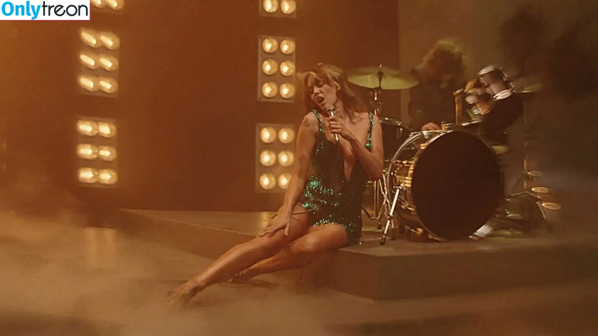 Miley Cyrus nude photo #4409 (MileyCyrus)