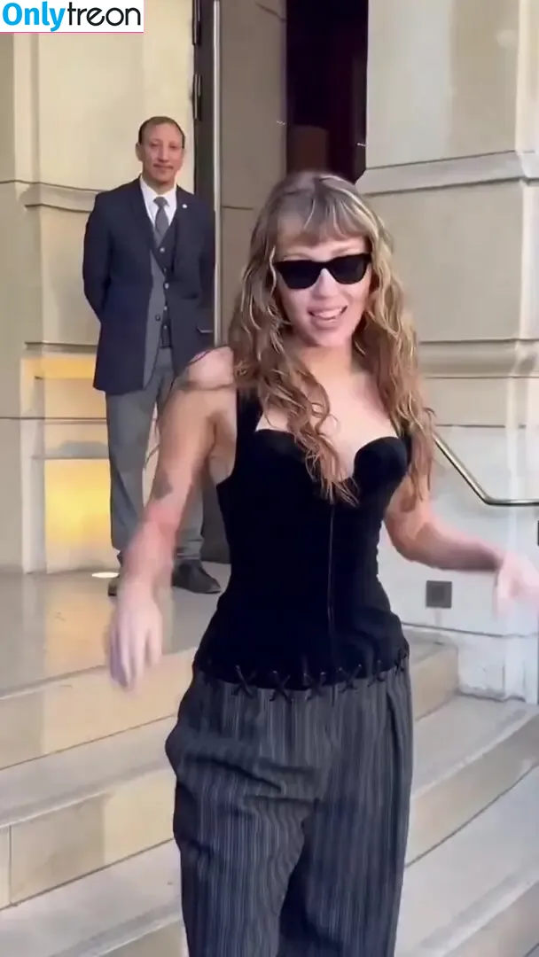 Miley Cyrus nude photo #4812 (MileyCyrus)