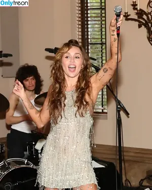 Miley Cyrus / MileyCyrus nude photo #5038