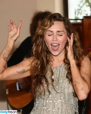 Miley Cyrus / MileyCyrus nude photo #5040