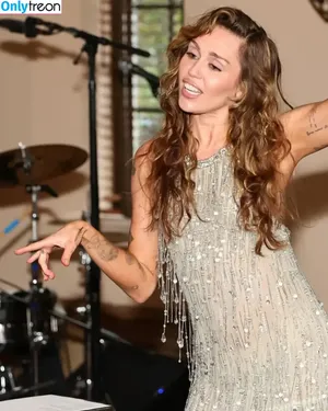 Miley Cyrus / MileyCyrus nude photo #5041