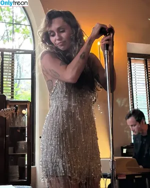 Miley Cyrus / MileyCyrus nude photo #5048