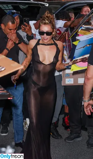 Miley Cyrus / MileyCyrus nude photo #5161