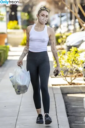 Miley Cyrus / MileyCyrus nude photo #5560