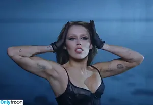 Miley Cyrus / MileyCyrus nude photo #5561