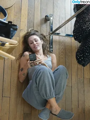 Miley Cyrus / MileyCyrus nude photo #5618