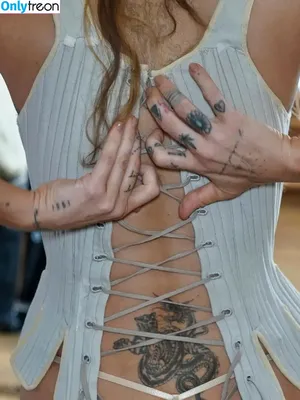 Miley Cyrus / MileyCyrus nude photo #5627