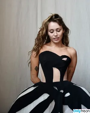 Miley Cyrus / MileyCyrus nude photo #5647