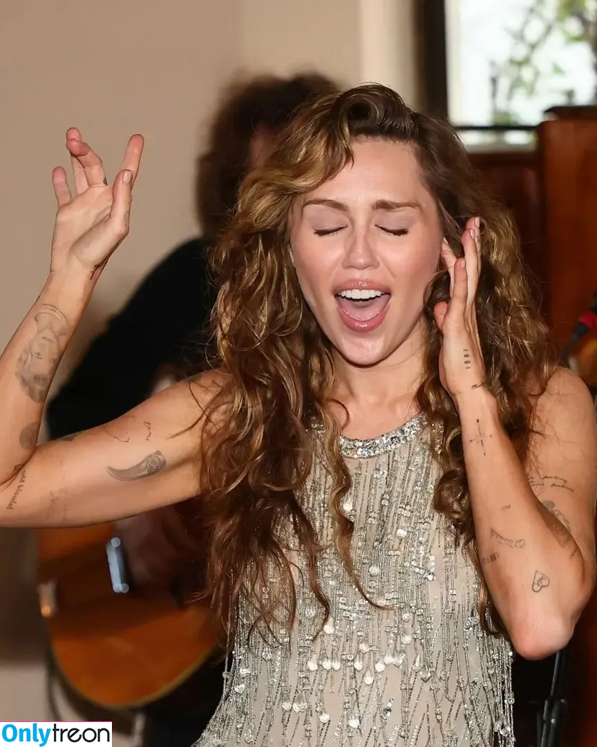Miley Cyrus nude photo #5040 (MileyCyrus)