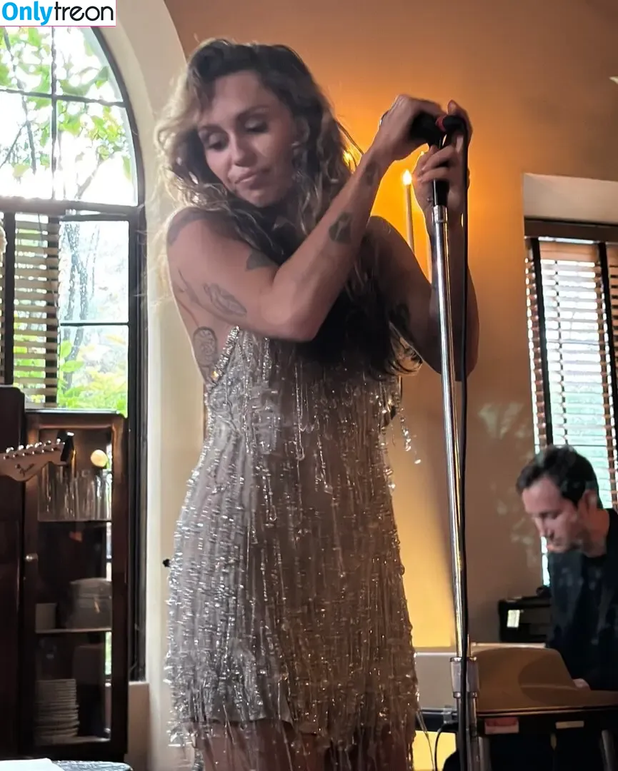 Miley Cyrus nude photo #5048 (MileyCyrus)