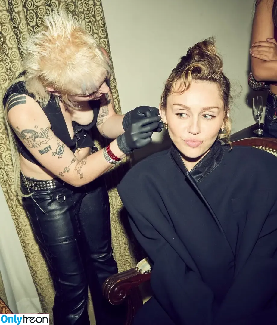 Miley Cyrus nude photo #5063 (MileyCyrus)
