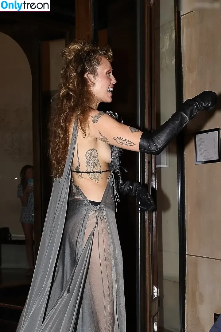 Miley Cyrus nude photo #5520 (MileyCyrus)