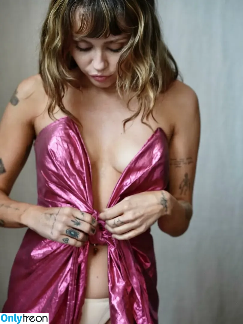 Miley Cyrus nude photo #5614 (MileyCyrus)