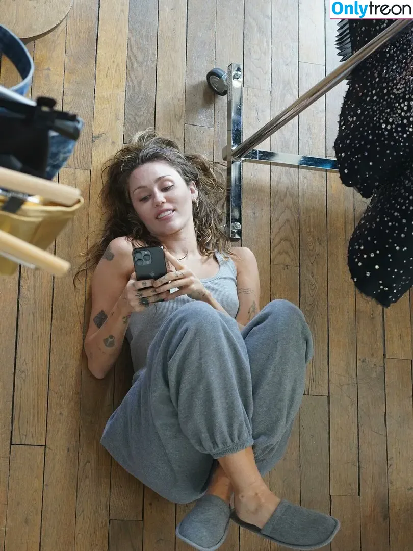 Miley Cyrus nude photo #5618 (MileyCyrus)