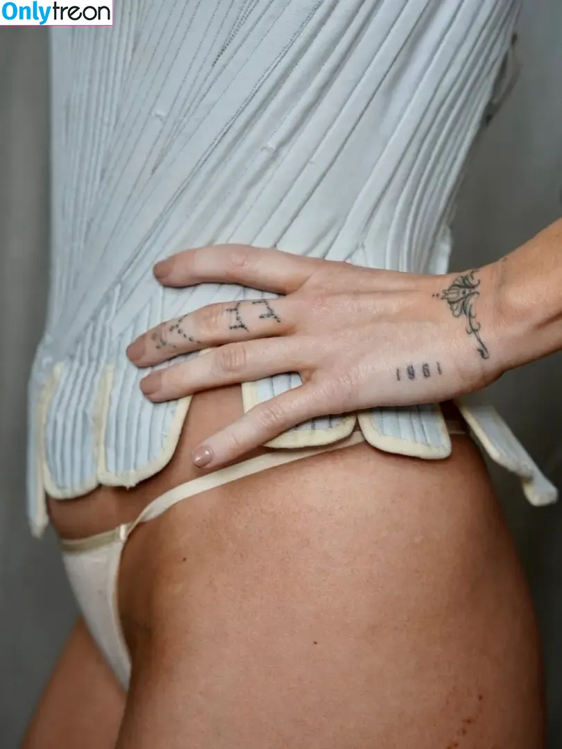 Miley Cyrus nude photo #5636 (MileyCyrus)